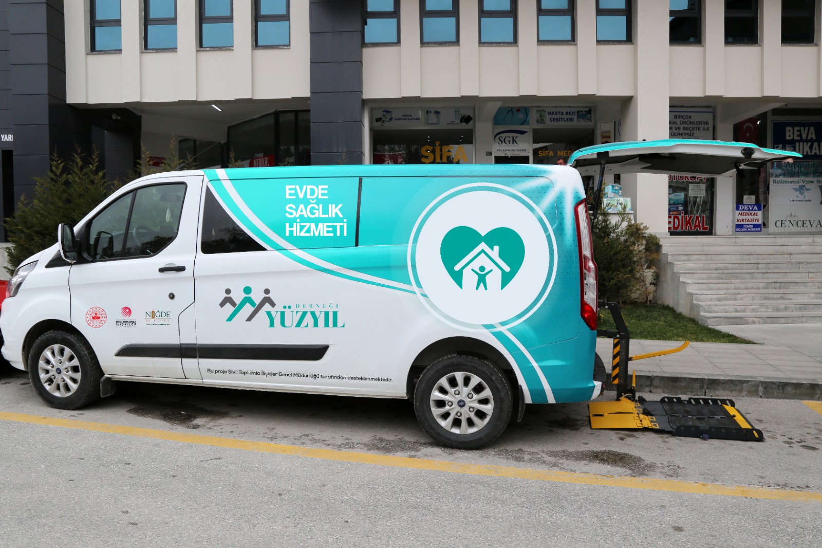 Hizmet alan vatandaşlarla hatıra fotoğrafı